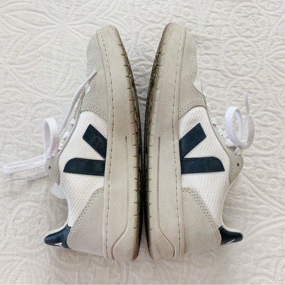 Veja Women's V-10‎ B-Mesh Sneakers - Picture 8 of 11